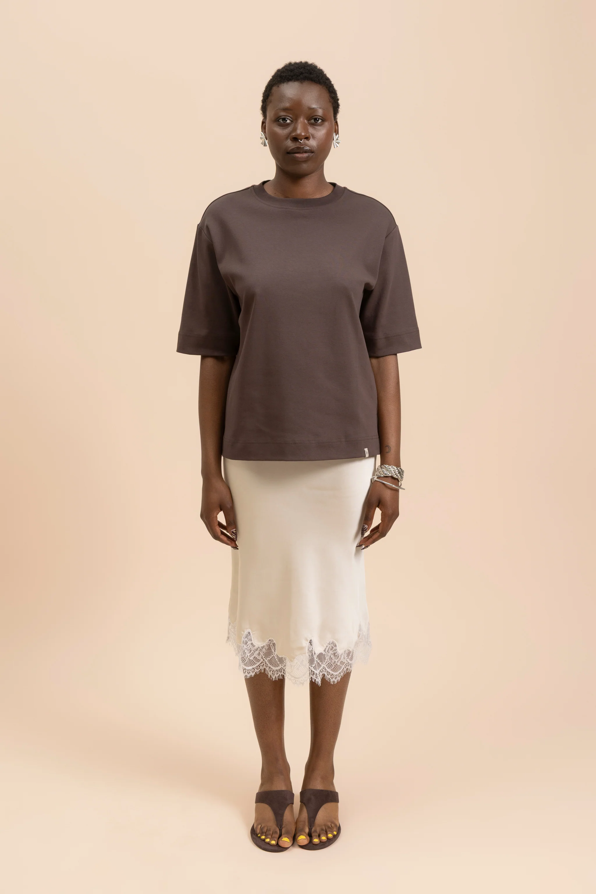 The Relaxed T-shirt, Chocolate - Image 5